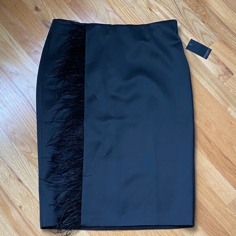Elegant Black Skirt with Feather Detail - Picture 2 of 12